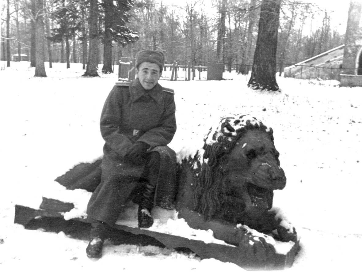 Фото 002 У Китайского театра в Детск. гор. 1950-е гг.